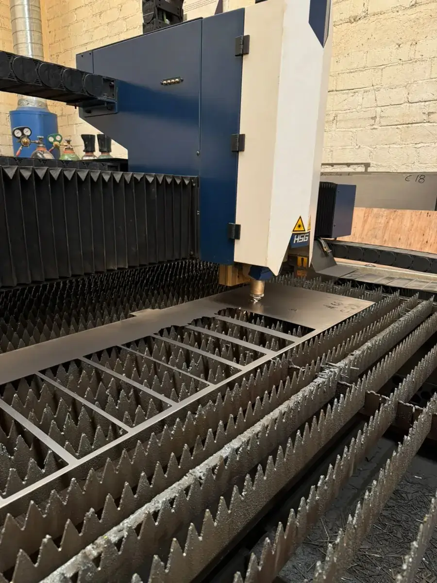 Corte láser en metal de piezas a medida con bordes limpios y sin rebabas en Guadalajara