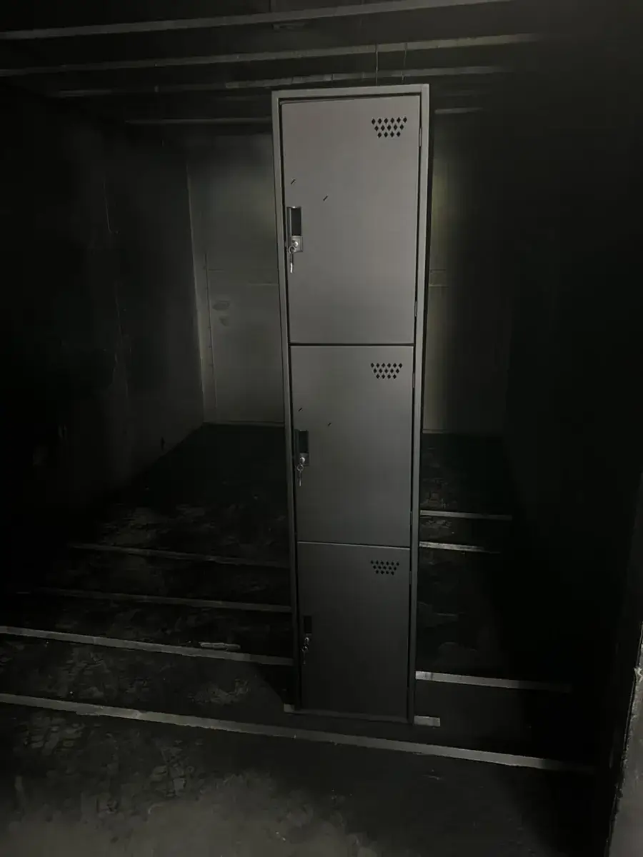 Fabricación de locker metálico de 3 puertas en cabina de pintura electrostática en Zapopan