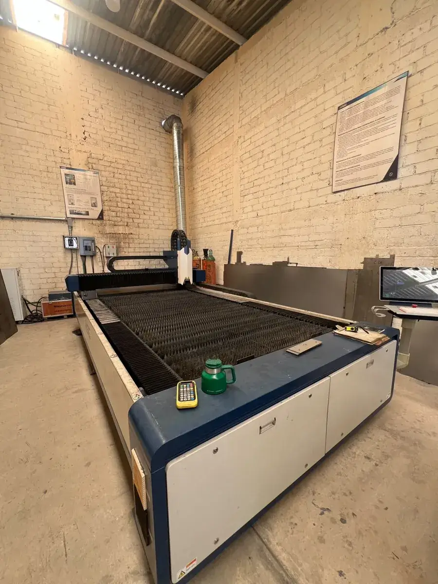 Máquina de corte láser de fibra CNC en nuestro taller de corte láser en Guadalajara
