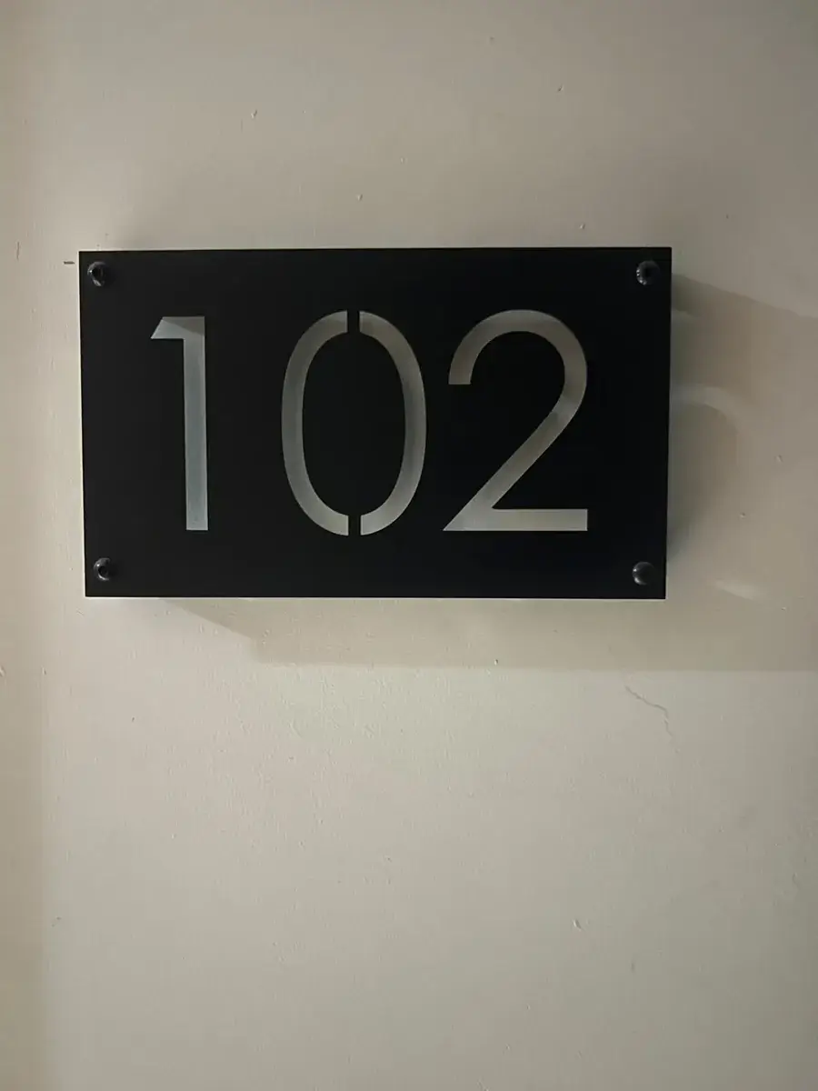Número de casa metálico negro calado con corte láser y pintura electrostática en Zapopan